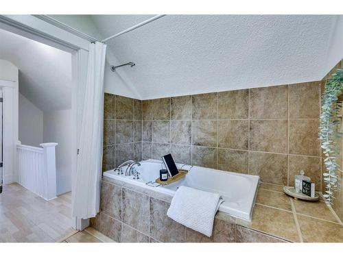 434 Memorial Drive Nw, Calgary, AB - Indoor Photo Showing Bathroom