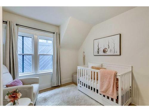 434 Memorial Drive Nw, Calgary, AB - Indoor Photo Showing Bedroom