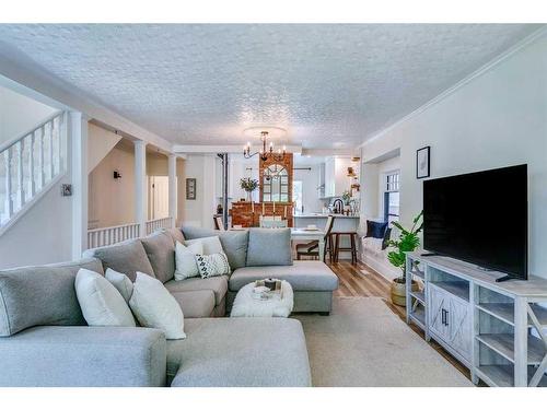 434 Memorial Drive Nw, Calgary, AB - Indoor Photo Showing Living Room