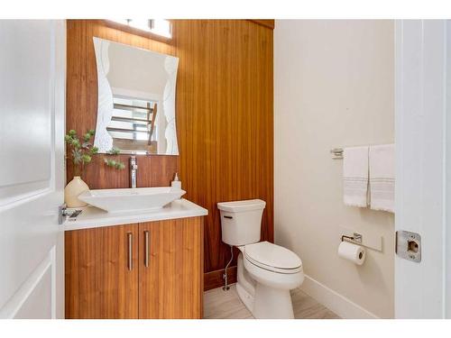 1904 Salisbury Street Se, Calgary, AB - Indoor Photo Showing Bathroom