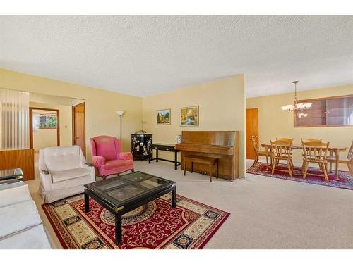 94 Cumberland Drive Nw, Calgary, AB - Indoor Photo Showing Living Room