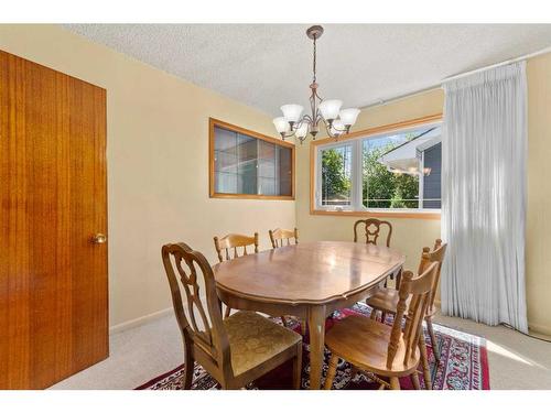 94 Cumberland Drive Nw, Calgary, AB - Indoor Photo Showing Living Room