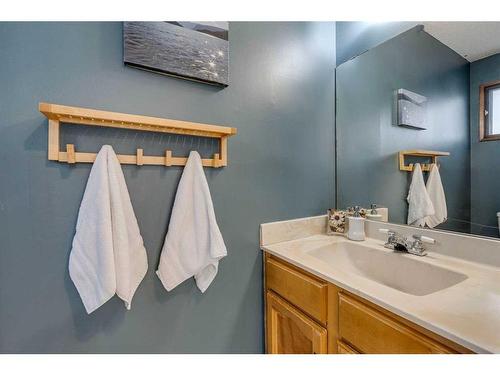 7828 Ranchview Drive Nw, Calgary, AB - Indoor Photo Showing Bathroom