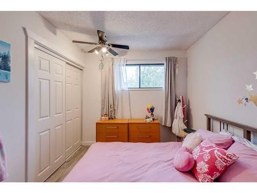 7828 Ranchview Drive Nw, Calgary, AB - Indoor Photo Showing Bedroom