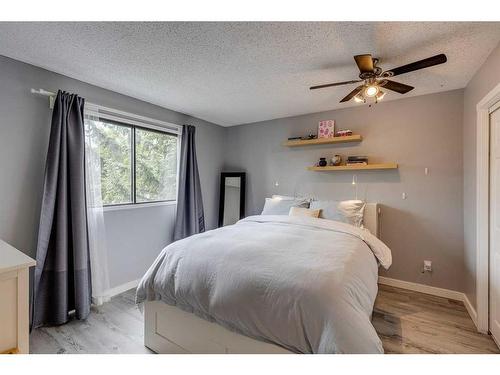 7828 Ranchview Drive Nw, Calgary, AB - Indoor Photo Showing Bedroom