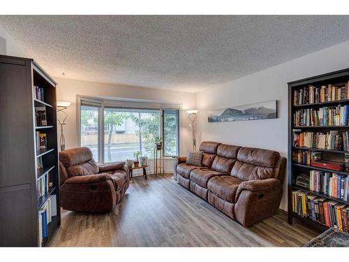 7828 Ranchview Drive Nw, Calgary, AB - Indoor Photo Showing Living Room
