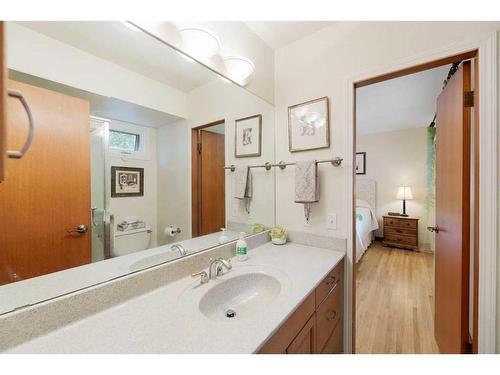 1015 80 Avenue Sw, Calgary, AB - Indoor Photo Showing Bathroom