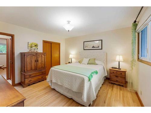 1015 80 Avenue Sw, Calgary, AB - Indoor Photo Showing Bedroom