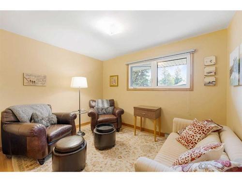 1015 80 Avenue Sw, Calgary, AB - Indoor Photo Showing Living Room