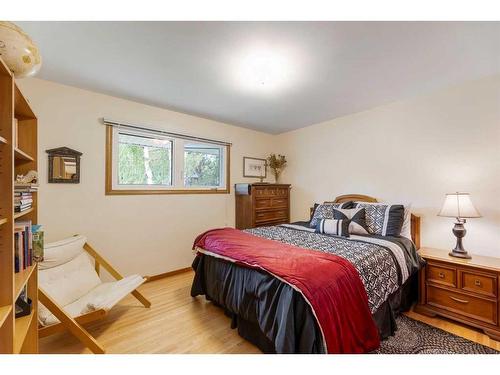 1015 80 Avenue Sw, Calgary, AB - Indoor Photo Showing Bedroom