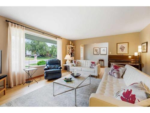 1015 80 Avenue Sw, Calgary, AB - Indoor Photo Showing Living Room