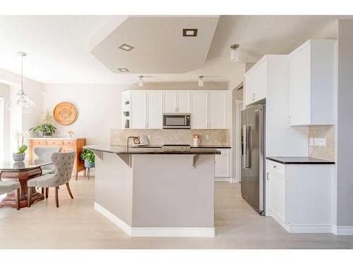 12481 Crestmont Boulevard Sw, Calgary, AB - Indoor Photo Showing Kitchen