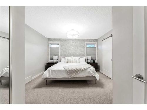 1220 Gladstone Road Nw, Calgary, AB - Indoor Photo Showing Bedroom