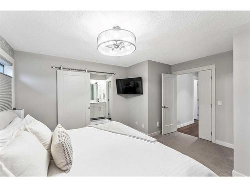 1220 Gladstone Road Nw, Calgary, AB - Indoor Photo Showing Bedroom