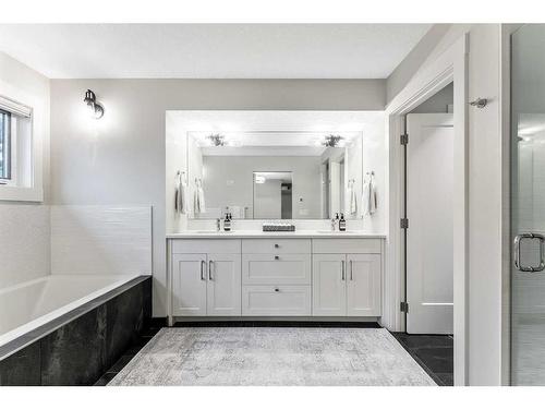 1220 Gladstone Road Nw, Calgary, AB - Indoor Photo Showing Bathroom