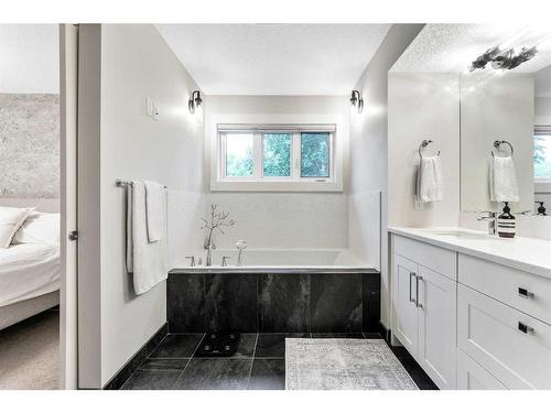 1220 Gladstone Road Nw, Calgary, AB - Indoor Photo Showing Bathroom