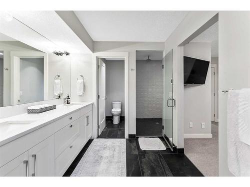 1220 Gladstone Road Nw, Calgary, AB - Indoor Photo Showing Bathroom