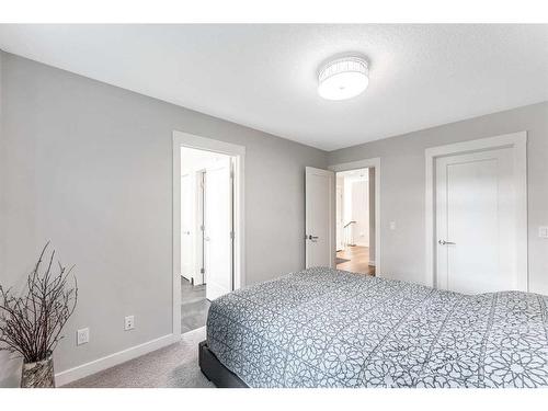 1220 Gladstone Road Nw, Calgary, AB - Indoor Photo Showing Bedroom