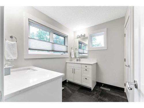 1220 Gladstone Road Nw, Calgary, AB - Indoor Photo Showing Bathroom