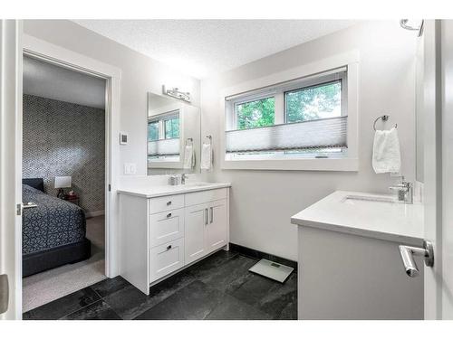 1220 Gladstone Road Nw, Calgary, AB - Indoor Photo Showing Bathroom