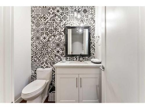 1220 Gladstone Road Nw, Calgary, AB - Indoor Photo Showing Bathroom