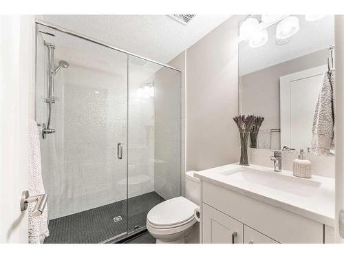 1220 Gladstone Road Nw, Calgary, AB - Indoor Photo Showing Bathroom