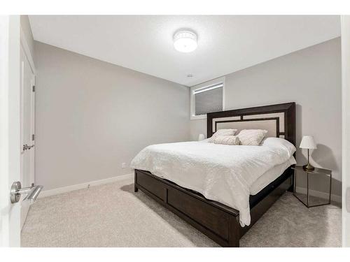 1220 Gladstone Road Nw, Calgary, AB - Indoor Photo Showing Bedroom