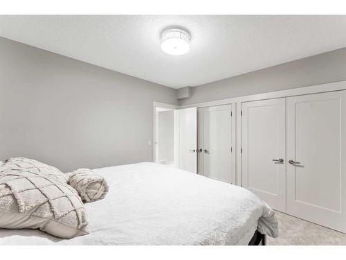 1220 Gladstone Road Nw, Calgary, AB - Indoor Photo Showing Bedroom