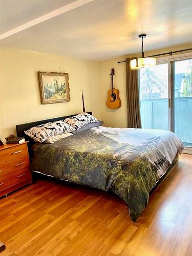 2044 51 Avenue Sw, Calgary, AB - Indoor Photo Showing Bedroom