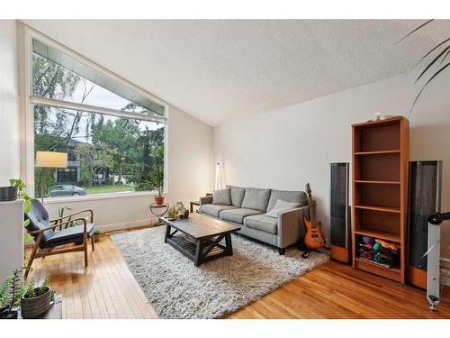 2044 51 Avenue Sw, Calgary, AB - Indoor Photo Showing Living Room