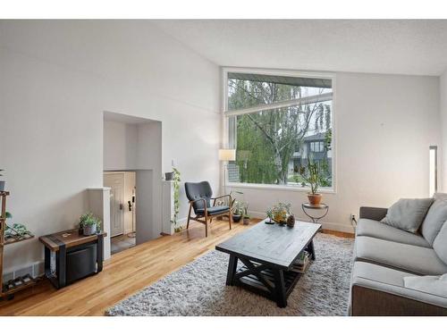 2044 51 Avenue Sw, Calgary, AB - Indoor Photo Showing Living Room