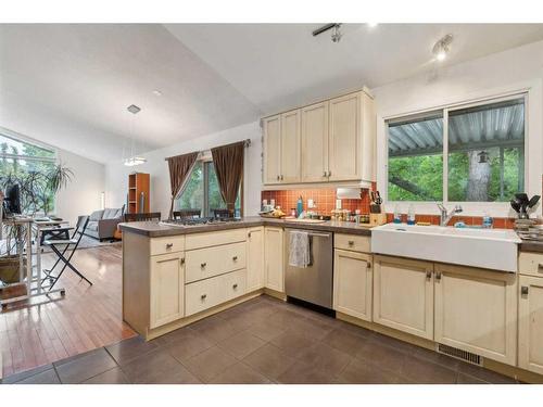 2044 51 Avenue Sw, Calgary, AB - Indoor Photo Showing Kitchen