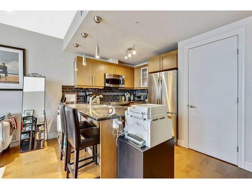 1301-817 15 Avenue Sw, Calgary, AB - Indoor Photo Showing Kitchen