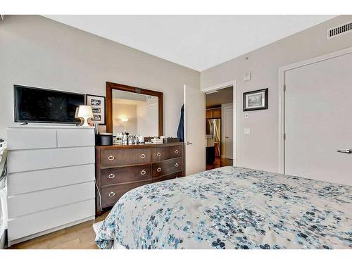 1301-817 15 Avenue Sw, Calgary, AB - Indoor Photo Showing Bedroom