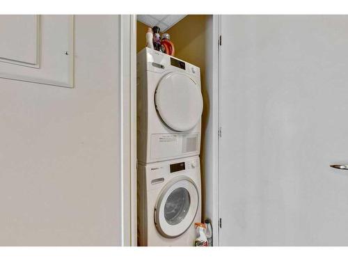 1301-817 15 Avenue Sw, Calgary, AB - Indoor Photo Showing Laundry Room