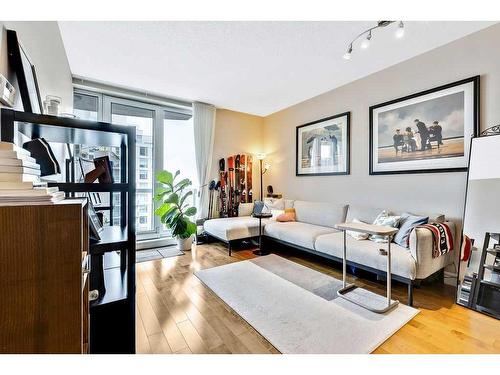 1301-817 15 Avenue Sw, Calgary, AB - Indoor Photo Showing Living Room