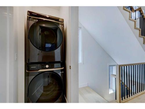1907 Broadview Road Nw, Calgary, AB - Indoor Photo Showing Laundry Room