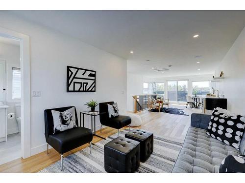 1907 Broadview Road Nw, Calgary, AB - Indoor Photo Showing Living Room
