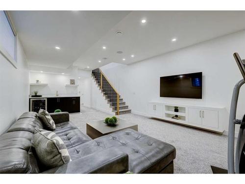 1907 Broadview Road Nw, Calgary, AB - Indoor Photo Showing Bathroom