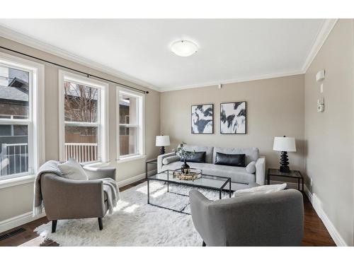 419 34 Avenue Ne, Calgary, AB - Indoor Photo Showing Living Room