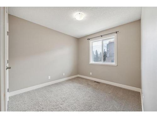 419 34 Avenue Ne, Calgary, AB - Indoor Photo Showing Other Room