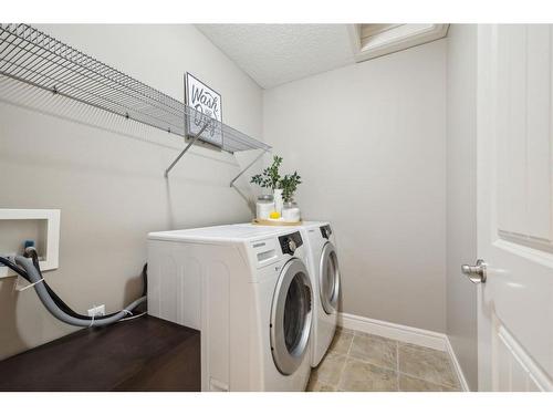 419 34 Avenue Ne, Calgary, AB - Indoor Photo Showing Laundry Room