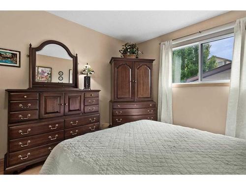 177 Macewan Glen Drive Nw, Calgary, AB - Indoor Photo Showing Bedroom