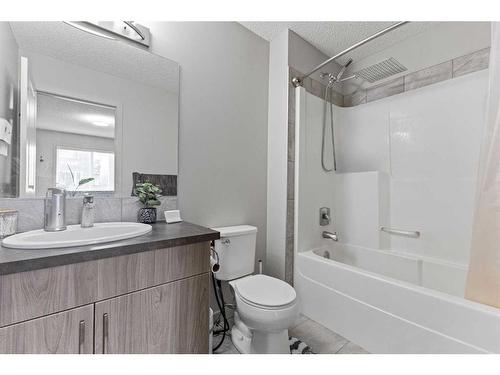 18 Evanscrest Terrace Nw, Calgary, AB - Indoor Photo Showing Bathroom