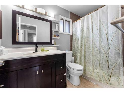 99 Castleridge Crescent Ne, Calgary, AB - Indoor Photo Showing Bathroom