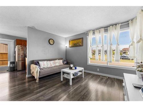 99 Castleridge Crescent Ne, Calgary, AB - Indoor Photo Showing Living Room