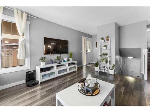 99 Castleridge Crescent Ne, Calgary, AB - Indoor Photo Showing Living Room