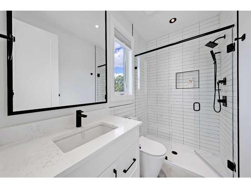 627 18 Avenue Nw, Calgary, AB - Indoor Photo Showing Bathroom