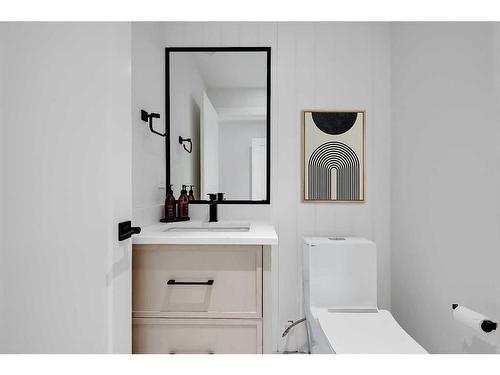 627 18 Avenue Nw, Calgary, AB - Indoor Photo Showing Bathroom