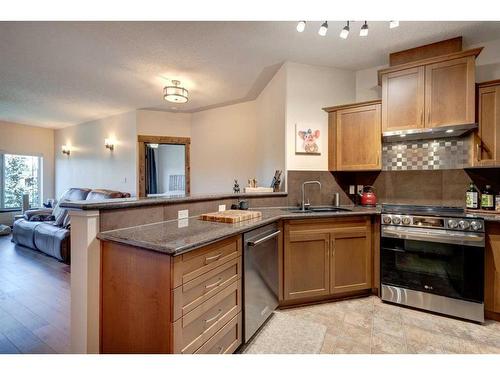 527-10 Discovery Ridge Close Sw, Calgary, AB - Indoor Photo Showing Kitchen